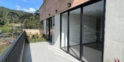 Apartamento nuevo cuenta con 2 habitaciones cada una con baño privado, baño social y  cocina integral, sala - comedor, cuarto útil, 2 parqueaderos. La unidad cuenta con zona wellness, coworking café, training room, zona de niños, turco, jacuzzi.