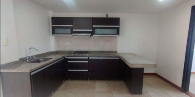 Tenemos disponible en arrendamiento esta amplia casa comercial de dos niveles ubicada en un excelente sector de la ciudad. Cuenta con: seis (6) espacios, dos (2) baños, cocina semi-integral, sala, comedor, terraza pequeña, balcón, zona de ropas y patio descubierto + parqueadero.

Código inmo: 3307 Manizales, Caldas
