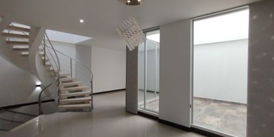 Casa en arriendo ubicada en Pinares en unidad cerrada cerca a servicios complementarios de la zona, con tres niveles, iluminación y ventilación natural, amplios espacios y buenos acabados, cuenta con salacomedor, pisos en porcelanato, con tres habitaciones y tres baños,  mas habitación de servicio con baño, estudio, estufa y calentador a gas, cocina integral mesón en mármol y zona de ropas. La unidad cuenta con piscina, parques infantiles, zona verdes y dos parqueaderos cubiertos. Con vigilancia y portería las 24 horas. Inmuebles sujetos a verificación de disponibilidad.