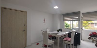 Apartamento en venta en Álamos en unidad cerrada, cerca a supermercados de cadena, centros comerciales, rutas de transporte público y servicios complementarios de la zona. Cuenta con salacomedor, pisos en cerámica, tres alcobas con closet, tres baños, cocina integral en mesón de Quartzone, zona de ropas, estufa y calentador a gas. La unidad cuenta con un parqueadero cubierto con bahía, planta eléctrica, circuito cerrado de tv, portería y vigilancia las 24 Horas. Inmuebles sujetos a verificación de disponibilidad. Venta Álamos Pereira