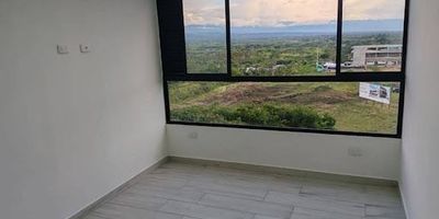 Apartamento en Venta  Cerritos, Pereira Ubicación privilegiada en una de las zonas más cotizadas de la ciudad, con cercanía a centros comerciales, clínicas, zonas recreacionales como el Zoológico Ukumarí y el Parque Consotá. ¡Disfruta de vistas paisajísticas únicas y contacto directo con la naturaleza y la fauna! Características del apartamento 2 habitaciones amplias con clósets y acabados de alta calidad, 2 baños uno en la habitación principal y otro de uso social, sala amplia con espacio para estudio, cocina integral completamente equipada, zona de ropas independiente, zonas comunes del conjunto, zona húmeda y piscina, áreas recreacionales y zonas verdes, cancha múltiple, parqueadero privado y para visitantes, seguridad en unidad cerrada. Ideal para quienes buscan confort, naturaleza y excelente valorización. ¡No pierdas esta oportunidad! Contáctanos para más información y agenda tu visita.
