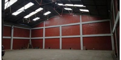 Se vende bodega de 630 m² construidos, ubicada en zona industrial de Fontibón. Cuenta con área libre de bodegaje a doble altura de 320 m²,  pisos de alta resistencia. Área de oficinas y servicios 310 m² distribuidos en tres pisos. Pisos de alta resistencia. Capacidad de carga eléctrica 24 kva. Vías de acceso pavimentadas. Actualmente se encuentra rentando el 0.5% mensual, con contrato hasta marzo de 2026.
