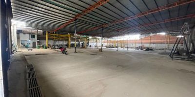 Bodega Industrial en Arriendo – Fontibón

Espacio ideal para operaciones logísticas, industriales o de almacenamiento, con excelente ubicación y características funcionales que se adaptan a las necesidades de tu empresa.

Características principales:


 
 Área total: 2.300 m²
 
 
 Altura libre: 7 metros
 
 
 Suministro eléctrico: 150 kVA
 
 
 Portón vehicular para ingreso de camiones
 
 
 Área sin techar adaptable: Se puede cubrir si el cliente lo requiere
 


Ubicada en una zona industrial consolidada de Fontibón, con excelentes vías de acceso y cercanía a rutas de transporte y servicios complementarios.

Ideal para: operaciones industriales, almacenamiento, logística y distribución.

¡Contáctanos para más información o agendar una visita!
