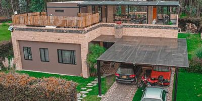 Entre las montañas de Sopó se levanta una finca moderna, rodeada de verde y con un terreno muy amplio. Aquí, una familia de cuatro encontró el escenario perfecto para crecer unida: papá, mamá, un niño y una niña que llenaron cada rincón con sus juegos, sus voces y su alegría.

Los grandes ventanales dejaron entrar siempre la luz del sol, iluminando mañanas tranquilas y tardes de conversación junto al fuego. En los días fríos, el olor de la leña encendida se mezclaba con el de la tierra mojada, creando ese ambiente único que solo el campo puede regalar.

Esta finca fue testigo de abrazos, de celebraciones familiares, de silencios compartidos mirando el horizonte y de la certeza de que un hogar no se mide en paredes, sino en momentos vividos juntos.

Hoy, este refugio de naturaleza y calor humano espera a una nueva familia que quiera escribir su propia historia aquí: una historia de amor, unión y vida en plenitud, con el campo como eterno cómplice.