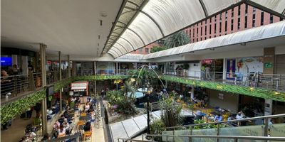 ?️ ¡Venta Local Comercial en Junín - Oportunidad Única! ?

Descubre esta excelente oportunidad para emprendedores en el sector de Junín. Este local en el primer piso de un centro comercial ofrece un espacio estratégico con gran visibilidad y versatilidad.

✨ Detalles del Local:


 Ubicación: Centro Comercial en el sector de Junín
 Área Total: 45.43 m² (21.43 m² en el primer nivel + 15 m² de mezanine segundo piso + 9 m² de mezanine tercer piso)
 Baño: 1
 Parqueadero: No incluido


? Características del Local:


 Ideal para Diversos Negocios: Almacén de ropa, calzado, servicios, miscelánea, ¡tú decides!
 Buena Visualización: Estratégicamente ubicado para alto flujo de personas.
 Mezanines Adicionales: Añaden versatilidad y espacio adicional para exhibición.


? Ubicación Estratégica:


 Alto Flujo de Personas: Asegura visibilidad constante.
 Centro Comercial: Ambiente comercial consolidado.
 Acceso a Servicios y Transporte: Cercano a servicios esenciales.


? ¡Perfecto para tu Negocio!

Este local es más que un espacio, es una oportunidad para hacer crecer tu negocio. ¿Estás listo para aprovecharlo? ¡Contáctanos para más información o programar una visita!

¡No dejes pasar la oportunidad de establecer tu negocio en un lugar estratégico y de alto flujo en Junín! ?

 

 

 

 

 
