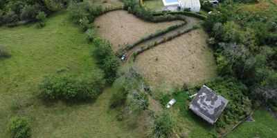 ? Lote en Venta en Santágueda, Palestina | ¡Construye tu paraíso! ?️

Lote de 2.185 m² en una de las zonas más apetecidas del eje cafetero. Ubicado estratégicamente, rodeado de naturaleza, con vista panorámica y excelente proyección: ¡los propietarios están organizando propiedad horizontal, formando un conjunto cerrado!

Ideal para construir tu casa de descanso o desarrollar un proyecto turístico. Rodeado de bosques nativos, zonas verdes y ambiente campestre, perfecto para quienes buscan tranquilidad y contacto con la naturaleza.

¡Haz parte de este exclusivo sector en crecimiento! ?
Contáctanos para más información. ?


 
