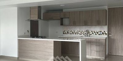 Vendo apartamento en Medellín – Sector Guayabal.
Características del apartamento:  95 m² construidos, 3 habitaciones, 2 baños, sala-comedor, cocina integral, balcón amplio, zona de ropas, parqueadero cubierto y  cuarto útil 
Urbanización moderna con excelentes zonas comunes. Buena conectividad con el sistema integrado Aguacatala. Ubicado en un sector en desarrollo con fácil acceso.
 Administración mensual: $324.000
 Impuesto predial anual: $2.400.000
 Estrato: 4
 Precio de venta: $560.000.000 
