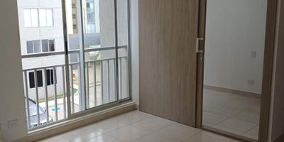 Incl. Admón. $ 120.000 ¡Bienvenido al futuro del confort urbano! Este apartamento de 57 m² en moderno barrio de la ciudad ofrece 3 habitaciones, un elegante salón comedor, 2 baños, una cocina integral y comodidades como parqueadero comunal, ascensor y una piscina exclusiva. Vive la innovación y la sofisticación en un solo lugar. ¡Contáctanos para conocerlo!