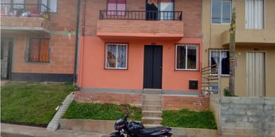 Esta encantadora casa ubicada en el municipio de La Ceja, en Antioquia, ofrece una excelente oportunidad de invertir en un entorno tranquilo y rodeado de naturaleza. Con un área total de terreno de 48 M2 y una construcción de 130 M2, esta casa cuenta con una distribución inteligente y bien aprovechada en cada piso encuentras un apartamento independiente por lo cual podrás mejorar tus ingresos. Uno de los beneficios más destacados de esta propiedad es su área privada de 130 M2, ofreciendo privacidad y un espacio personal para cada miembro de la familia. 

Pero eso no es todo, la casa también cuenta con un hermoso y relajante balcón, perfecto para disfrutar de una taza de café por la mañana o para relajarse después de un largo día de trabajo. Cada uno de los pisos cuenta con un baño completo y cocina sencilla.

En cuanto a sus características externas, esta propiedad cuenta con acceso pavimentado, garantizando un fácil desplazamiento en cualquier tipo de vehículo y una ubicación estratégica cerca de la zona urbana, lo que significa que tendrás acceso a todos los servicios y comodidades que necesitas en pocos minutos. 

No pierdas la oportunidad de vivir en esta hermosa casa, con un precio atractivo y todas las comodidades que buscas. Contáctanos ahora para programar una visita y enamorarte de este lugar que puedes llamar hogar.

GRUPO VABAIT S.A.S. 
