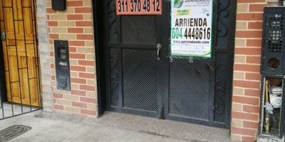 ¡Excelente oportunidad de negocio en zona privilegiada! Se arrienda local comercial de 35m2 en Las Margaritas, Itagüí. Ubicado en la avenida principal con gran afluencia de público, a pocos metros de colegios y centros comerciales.- Área total de 35m2 perfecta para un negocio pequeño como cafetería, tienda o consultorio.- Baño completo listo para usar. - Cocina sencilla incluida, ideal para preparar alimentos.- Transporte público a la vuelta para facilitar el acceso. Zona segura y residencial con mucha afluencia diaria.- Cerca de reconocidos colegios y centros comerciales que generan tránsito constante.¡Invirtamos juntos en esta zona en auge! Alquiler mensual accesible, con contrato a largo plazo. Llamar ahora para agendar una visita. ¡No deje pasar esta gran oportunidad de negocio!