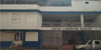 EXCELENTE LOCAL CON BUENA ILUMINACIÓN Y VENTILACIÓN, CERCA A TRANSPORTES PUBLICO, FRENTE A LA PLAZA SATELITE. 

LOCAL PARA UN GIMNASIO, OFICINAS, AMPLIO CON AREA DE 72 MTS. CONSTA DE UN BAÑO, ORINAL PARA CABALLERO. CELADURIA, AGUA Y LUZ, SALON, TERRAZA. 
