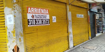 Local en arriendo en La Candelaria.
Amplio local de 80 m² (50 primer piso y 30 metros de mezanine con buena altura)  con excelente vitrina comercial. Cuenta con 7 m de frente, 7 m de fondo y 2.5 m de altura, baño, cocineta y puerta tipo persiana metálica. Piso en baldosa común, ideal para comercio o servicios gracias a su ubicación en zona de alta mixtura. Incluye sistema de alarma. Estratégicamente ubicado cerca del Hotel Nutibara, Parque Botero y estación del metro Parque Berrío, con fácil acceso por Calle 54 y Carrera Bolívar. Alto flujo peatonal y vehicular.   ¡Contáctanos!
Nota: El valor indicado ya incluye el IVA.