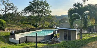 ? Lote en Venta en Conjunto Cerrado, Neira, Caldas | ¡Inversión con proyección! ?

Ubicado en la vereda Palermo, sobre la vía principal hacia Medellín (Km 41), este lote forma parte de un conjunto cerrado de 96 lotes en desarrollo, con excelente clima cálido y una vista privilegiada.

El conjunto ya cuenta con piscina y kiosco social, y para este año se proyectan mejoras como iluminación, vías internas, señalética y la llegada del acueducto de Neira con agua potable.

Ideal para construir tu casa campestre o como inversión en un sector con alta valorización.
¡Contáctanos y descubre todo el potencial de este hermoso lugar! ?


 
