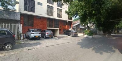 ¡Tu nuevo hogar te espera en el norte de Cali! 
Vive en una de las zonas más exclusivas y seguras de la ciudad, rodeado de naturaleza, centros comerciales, colegios, clínicas y todo lo que necesitas a solo unos pasos.
Este espectacular apartamento combina comodidad, estilo y una ubicación privilegiada.
 Beneficios destacados:
* Fácil acceso a vías principales
* Cercanía a Chipichape, Price Smart y zona gourmet, parque de la flora, iglesia , centros médicos.
* Excelente ventilación e iluminación natural
* Seguridad 24/7 edificio inteligente.
el edificio presenta como única zona común una terraza 360 para eventos sociales, o realizar ejercicio, adicional cuenta con baño turco.
 ¡No dejes pasar esta oportunidad! Contáctanos hoy y agenda tu visita. Tu nuevo hogar está más cerca de lo que imaginas.