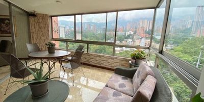 Codigo 27119. ? Apartamento en venta ubicado en El Poblado sector La Florida ? Características del Inmueble:• 4 Habitaciones (cada una con baño privado)• 1 Alcoba de servicio con baño• 4 Baños + 1 baño social• Biblioteca o estudio• Cocina cerrada integral• Zona de ropas• Balcón con vista sin poniente• 2 Parqueaderos sencillos independientes• Cuarto útil• Red de gas y servicios públicos? Descripción:Este amplio apartamento de 210 m², combina elegancia, funcionalidad y una ubicación inmejorable en El Poblado – La Florida.Cada habitación ofrece baño privado con acabados modernos, cabina en vidrio templado y piso en porcelanato. La cocina cerrada cuenta con mesón en granito, campana extractora y excelente almacenamiento.El apartamento tiene una distribución ideal para familias grandes o quienes desean espacios generosos para vivir y trabajar desde casa. ¡Iluminación natural garantizada todo el día y sin poniente!? Entorno y Ubicación:• A pasos de la Clínica Medellín, Éxito, D1, Carulla, Euro, Parque El Poblado• Cercano a centros comerciales como El Tesoro, Oviedo, Vizcaya• Acceso directo por la Avenida El Poblado, Calle 10 y Transversal Inferior? Zonas Comunes:• Portería 24 horas• Salón social• Zonas verdes• Parqueadero de visitantes• 2 ascensores por torre? Valor de venta: $1.780.000.000? Administración: $780.000 ? Nota:Ideal para quienes buscan invertir en una zona de alta valorización o mudarse a uno de los sectores más cotizados de Medellín.
