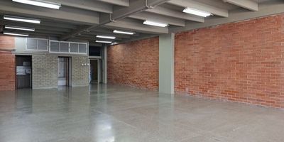 Codigo 27109. ? Oficina en arriendo ubicada en Medellín sector Avenida Guayabal? Características del Inmueble:• Área total: 131.4 m²• 1 nivel – Espacio amplio y adaptable• 2 baños comunes y 1 baño privado• Cocineta• Puerta peatonal• Vigilancia• Energía monofásica – Capacidad eléctrica 110 V• 2 ascensores• Parqueaderos para visitantes? Descripción:Esta oficina ubicada estratégicamente sobre la Avenida Guayabal, ofrece un espacio de 131.4 m² con distribución abierta, perfecta para oficinas administrativas, coworking o centros operativos.Cuenta con vigilancia, cocineta, acceso mediante puerta peatonal, un baño privado y dos baños comunes. Su ubicación cercana al Aeropuerto Olaya Herrera y las principales vías de la ciudad la convierte en una opción muy atractiva para negocios que requieren conexión ágil con diferentes zonas de Medellín.? Entorno y Ubicación:Zona empresarial estratégica, sobre la Avda. Guayabal, a pocos pasos del aeropuerto y con excelentes vías de acceso, cercanía a transporte público y alto flujo empresarial.? Canon de arriendo:$9.704.600 + IVAAdministración incluidaEntrega inmediata