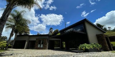Vendo Casa finca de descanso en Senderos de Quirama El Carmen de Viboral– Exclusividad y confort, portería 24 horas, vías internas pavimentadas, parqueadero cubierto, cuarto útil, Amplia sala comedor, terraza con vista panorámica, Zona BBQ, Extensas zonas verdes, cocina integral con gas por pipeta y calentador, Habitación principal con baño y vestier,2 habitaciones adicionales con baño y vestier, alcoba de servicio con baño y vestier, zona de ropas y baño socialSe recibe hasta el 50% del valor en propiedades ubicadas en Envigado o El Poblado.