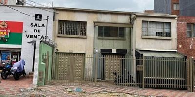 Casa comercial de dos niveles ,espacios abiertos ,cuenta con cuatro baños ,parqueadero para tres carros ,luz trifásica y monofásica, ubicación cerca a Transmilenio y sector comercial de galerías, Áreas Frente 10Mts y Fondo 30 Mts.