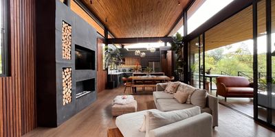 Casa en arriendo y venta en unidad cerrada, ubicada en sector tranquilo, de tránsito solo para residentes, es un entorno muy natural y de gran desarrollo urbanístico con fácil conexión a vías principales. Cuenta con un lote de gran extensión Aprox. 1,708M2, piso en madera laminada PVC, chimenea, sala comedor, estudio, 3 alcobas con vestier y baño en cada una, baño social, cocina integral abierta tipo americano, alcoba y baño de servicio, zona de ropas, balcón, terraza, jardín y parqueaderos lineales y paralelos 2 cubiertos. El conjunto cuenta con zonas sociales que incluyen gimnasio, salón social, parques infantiles, cancha de squash, cancha de tenis, zonas verdes, vigilancia y portería 24 horas, citofonia y circuito cerrado de tv.  Inmuebles sujetos a verificación de disponibilidad.