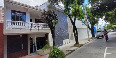 VENTA CASA EN EL BARRIO ALVERNIA . Proyecto con Alto Potencial: Remodelar y Rentabilizar
Amplia casa de 2 plantas en Alvernia, sobre vía principal en Zona Azul médica. Ubicación premium en la zona más valorizada de Tuluá.
Características:
6 habitaciones + 2 estudios | Sala-comedor amplios | Garaje espacioso | Balcón | Antejardín y patio | Dependencia de servicio
¿Por qué es una gran oportunidad?
 Para remodelar según tu visión y necesidades
 Vía principal con alto flujo y máxima visibilidad
 Zona Azul consolidada: rodeada de clínicas y consultorios exitosos
 Potencial enorme: conviértela en clínica moderna, spa médico o consultorios múltiples de lujo, LOCAL
 Alta valorización garantizada
 Precio de oportunidad para inversionistas
PRECIO NEGOCIABLE - MOTIVADO A VENDER
Ideal para inversionistas visionarios que buscan rentabilidad en sector médico en crecimiento. ¡Remodelar aquí es multiplicar tu inversión!
¡Haz tu mejor oferta hoy!, RECIBO UNA PARTE EN PERMUTA EN CALI.