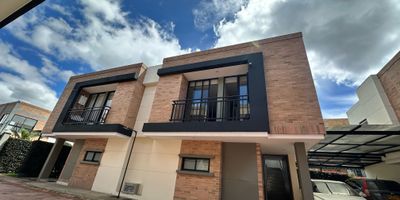 Bellisima casa nueva de dos niveles, dentro de un tranquilo conjunto cerrado. Cuenta en el primer nivel con un parqueadero doble cubierto junto a la casa, cocina integral abierta, sala comedor con chimenea, estudio o biblioteca, zona de ropas independiente, baño social, depósito y terraza en L, cubierta. En el segundo nivel hay tres habitaciones, una de ellas con baño privado, todas con closet y baño secundario. Adicionalmente dos de las habitaciones comparten balcón. El conjunto cuenta con vigilancia, parque infantil, parqueaderos de visitantes, salón social y sauna.