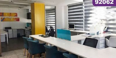 Oficina en arriendo o venta amoblado con un área aproximada de 160mt2 ubicado en el sector de San Vicente al norte de la Ciudad de Barranquilla, cerca de clínicas,  centros de salud, droguerías y hoteles; el local cuenta con uso comercial y de salud, amplia vitrina, alto flujo vehicular y facilidad de transporte público. El edificio cuenta con rampa de acceso con las normas de salud, amplias zonas comunes, primer piso con recepción, lobby, dos (2) ascensores para los aparta-estudios y otro exclusivo para la zona comercial, en el quinto piso piscina, sauna y turco, en el piso 13 terraza de uso común, planta eléctrica de uso común, tanque subterráneo de agua potable y los servicios domiciliarios necesarios, amplios parqueaderos externos e internos en semisótano y 3 sótano.