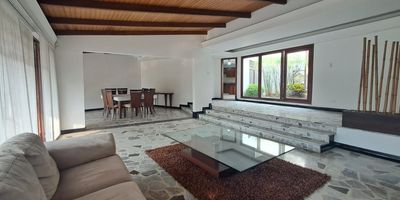 Buscas casa comercial en alamos Pereira? Tenemos esta hermosa casa disponible, con una area de 573 metros cuadrados 2parqueaderos, 2 patios internos y 4 banos hace que la experiencia de estar en ese lugar sea unico. lo mejor es que La casa comercial se encuentra en una zona con buena conectividad y visibilidad como los es el barrio alamos, lo que la convierte en una excelente opcion para empresas que buscan una propiedad amplia, bien distribuida y con las comodidades necesarias para operar de manera eficiente. No esperes mas comunicate con nosotros.