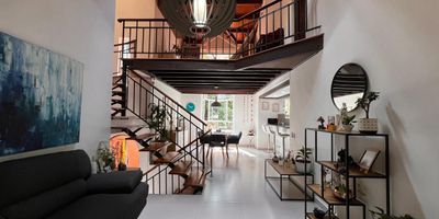 Casa en venta en unidad cerrada ubicada en sector residencial, con fácil acceso a vías principales, servicios complementarios y rutas de transporte publico, entorno muy tranquilo, mínimo ruido y poco flujo vehicular. Cuenta con 3 niveles, piso en cerámica y madera laminada, sala y comedor independientes, estudio, biblioteca, estar de tv, 4 alcobas con vestier y baño en la principal, baño social, cocina integral abierta tipo americano, zona de ropas, terraza, jardín y parqueaderos paralelos descubiertos.  El conjunto cuenta con vigilancia y portería 24 horas, citofonía y circuito cerrado de tv.    Inmueble sujeto a verificación de disponibilidad.
