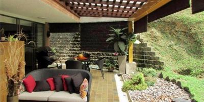 ¡Encuentra tu oasis de paz y bienestar! Te presentamos esta hermosa casa ubicada en el exclusivo barrio Aves Marías de Sabaneta. 
Con una amplia área de 300m2, esta propiedad cuenta con todas las comodidades para que disfrutes de una vida plena y saludable junto a tu familia. Sus 3 amplias alcobas con closets empotrados y sus 4 lujosos baños con acabados de primera garantizan privacidad y confort. 
Pero eso no es todo, su gran sala y balcón son el lugar ideal para compartir momentos en familia. Además, su moderna cocina integral permitirá que des rienda a tu creatividad culinaria. 
El verdadero placer comienza en la zona exterior. Relájate en su espectacular piscina o deja que el sauna y el baño turco alivien el estrés. Además, podrás mantenerte en forma en su completo gimnasio o divertirte en la cancha de squash. 
Los más pequeños también tendrán su espacio para jugar en la terraza con juegos infantiles. 
Con seguridad las 24 horas gracias a su avanzado sistema de citófono. 
¡Ven a de