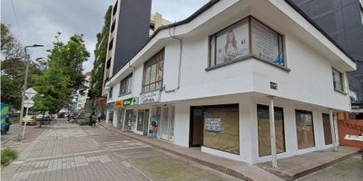 
 
  
   Oportunidad local Esquinero en la zona Norte Chico, con un área de 47M2, area libre y un baño, bien iluminado, acceso entrada por la Carrera 11, servicios pulicos agua y luz, pisos en ceramica recien instalados, rutas SITP. Valor del arriendo mas iva
  
 

