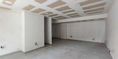 Local con excelentes acabados, ubicado en un sector muy tranquilo y con muy buenas rutas de transporte a solo unos pasos. Cuenta con excelente iluminación y fácil acceso. Está cerca del Colegio Salvatorianos, Mall Suramericana, la estación La Estrella, el Estadio Ditaires, entre otros.