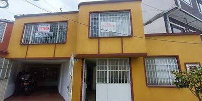 Gran oportunidad de inversión. Hermosa casa en venta ubicada en La Almería, estrato 3, con dos niveles. - Área de 195 M2- El inmueble cuenta con cuatro habitaciones, dos baños, sala comedor con chimenea, un garaje cubierto propio. Cocina integral remodelada con gas propano, con horno eléctrico. con ventilación natural. Techos en PVC blanco, pisos remodelados en baldosa. Una de las habitaciones cuenta con closet las otras no. 