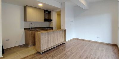 Apartamento en arriendo ubicado en el barrio Barro Blanco en Rionegro. Cuenta con un área de 70 m2 más 27 m2 de terraza, distribuido en 2 amplias habitaciones, la habitación principal cuenta con vestier y baño privado, sala comedor, baño social, cocina integral iluminada y con acabados modernos, zona de ropas, balcón. Unidad cerrada con portería 24 horas, zonas verdes, parqueadero de visitantes y demás, sector tranquilo y agradable cerca de zonas de interés, supermercado la vaquita , reserva plaza, farmatodo, gimnasios, entre otros. Aeropuerto Internacional y Hospital San Vicente a 15 minutos aproximadamente, cómodas vías de acceso, rutas de transporte cercanas.