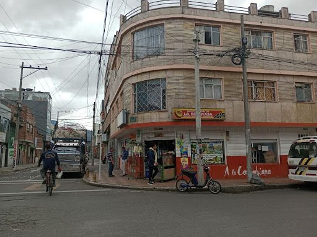 Casa de 6 alcobas en venta en Las Ferias, Bogotá, 320 m² · foto 14 de 20