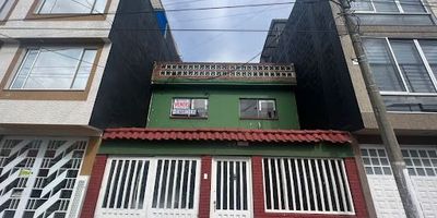 Casa de tres niveles, iluminada, para remodelar, 40 años de construida, amplia 300 metros construidos Primer nivel. dos garajes o local, un apartamento independiente con sala comedor, cocina con gas natural, dos alcobas, baño social y baño de alcobas, patio de ropas amplia con deposito Segundo nivel, consta de sala comedor, cocina, 3 alcobas y dos baños Tercer nivel, consta de 2 alcobas, sala-comedor, baño social, terraza y zona de ropas Buena ubicación, cerca del jardín botánico, av. carrera 68, Boyacá, calle 63, unidad deportiva el salitre, parque simón Bolívar, salitre mágico, supermercados, restaurantes, comercio, paraderos del Sitp, transporte público cercano. calle 63, av. Rojas. 