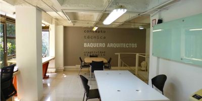 Oficina Dúplex en la mejor ubicación.
Area total 116, 73 metros, con terraza de 60 metros (zona común de uso exclusivo)
Nivel superior 48,41 metros, nivel inferior 68,32 metros.
Cocineta, 3 baños, útil, archivador, parqueadero.
Predial $1.000.000.
La administración incluye la energía y el agua.
