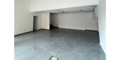 Local Comercial en Venta – Zona Estratégica de Bogotá D.C.

Excelente oportunidad de inversión en un local de 74,9 m², ubicado en una zona de alto tráfico y con gran proyección comercial, ideal para negocios, oficinas o emprendimientos.

Distribución del inmueble:


 
 Primer nivel: 54 m²

 
  
  Espacio abierto para atención al público
  
  
  Baño privado
  
  
  Acceso por escaleras al segundo nivel
  
 
 
 
 Segundo nivel: 25,4 m²

 
  
  Ideal como área adicional de atención, oficina o bodega
  
 
 


Ventajas destacadas:


 
 Ubicado en una zona estratégica de Bogotá D.C., con excelente visibilidad y flujo peatonal
 
 
 Espacio versátil que se adapta a diferentes tipos de negocio
 
 
 Oportunidad ideal para emprendedores, empresarios o inversionistas
 


¡Haz crecer tu negocio en el lugar indicado! Contáctanos para más información o programar una visita.
