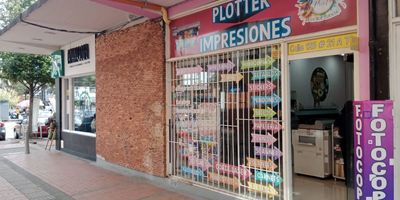 ¡Oportunidad comercial! Local de 74 mts mas sótano, amplio y sin restricciones de uso en zona estratégica. Ubicado en un sector central y altamente comercial, cerca a la estación de la CL 127, Mac Donald, zona comercial y empresarial, este local destaca por su excelente visibilidad, fácil acceso y cercanía al transporte público. Cuenta con dos niveles bien distribuidos, con pisos en cerámica clara que potencian la iluminación natural del espacio. Incluye un baño y una práctica zona de almacenamiento tipo depósito, ideal para optimizar tu operación comercial. Perfecto para cualquier tipo de negocio gracias a la ausencia de restricciones de uso. ¡Haz crecer tu empresa en el lugar ideal! Contáctanos para más información o agendar tu visita. Cod: 4263