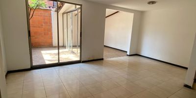 Vendo Casa en Condominio en Prados del
Limonar
Valor de Venta $480'000.000
Área 121 metros
Valor Administración $450.000
Estrato 5
Antigüedad 17 años
Un Parqueadero Cubierto
Consta de Tres Pisos
Sala comedor
patio Ornamental
estar de tv
Patio de ropas
deposito
Cocina integral
3 Alcobas
principal con baño
baño de Alcobas y Baño Social
Tres baños en total
Altillo muy amplio qué puede ser cuarta
alcoba
Pisos en cerámica
La casa tiene ampliación abajo y es esquinera
La unidad tiene piscina, Kiosko para reuniones, juegos infantiles y Zona Verde.
