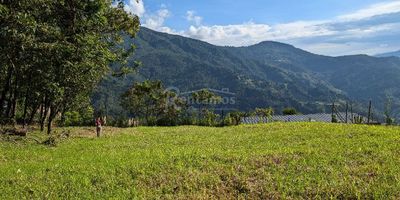 Lote en venta en Envigado, Loma Del Escobero. 2.257 M2, índice de ocupación 400 M2. Cerca City Plaza y 25 minutos de Medellín, fácil acceso. La unidad cuenta con 22 lotes, el lote es uno de los más altos de la unidad, La urbanización cuenta con portería 24/7, área de yoga, área social con teppanyaki y zona infantil moderna. Con vista panorámica. ¡Agenda tu visita hoy mismo y encuentra tu nuevo hogar! Descubre más propiedades en: www.rentamospropiedadraiz.com Código:776106