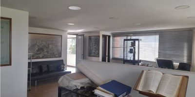 ¡Oportunidad! Se vende oficina remodelada en edificio de oficinas y consultorios, excelente ubicación sobre vía principal  en el barrio San Vicente cerca a la clínica de los Remedios con acceso a rutas del Mio. Ubicada en un septimo piso con ascensor. distribuida en dos ambientes muy amplio que pueden convertirse en dos. 2 Baños y cocineta. Ventanales panorámicos. Portería de 12 horas. Parqueadero de visitantes. Se escuchan ofertas. 
