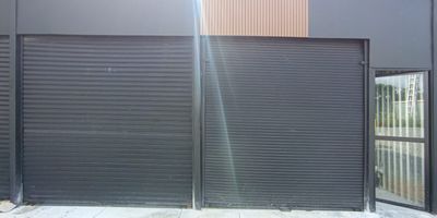 Se arrienda local bodega en llano grande Rionegro, se arrienda local para estrenar, cerca a Pintuco de llano grande, con facil acceso, local con puerta de doble persiana y una peatonal, ideal para iniciar pequenos negocios o abrir nueva cede, este local esta bien ubicado en un buen sector, con muy buen espacio e parqueaderos, ideal para talleres pequenos, oficinas, ect, mas informacion comunicate con nosotros con gusto le atenderemos.