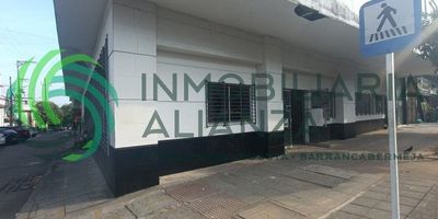 Local amplio, bien ubicado en el sector comercial esquina, con área de 620M2. Consta de 1 salón amplio con ventanales por todos los extremos de vidrio con reja de seguridad, puerta de ingreso de vidrio con reja de seguridad, cuanta con 6 baños, 2 cocinas con gabinete, sótano en su interior con puerta de seguridad, cuenta en su distribución con 5 oficinas internas amplias.