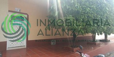 Casa de dos pisos, amplia, bonita, bien ubicada en el barrio Pueblo Nuevo con área de 50 M2, Consta primer piso de sala comedor, cocina con gabinetes, 1 habitación con closet. baño privado, segundo piso, zona de lavado, y 2 habitaciones con closet. baño privado, 4 ventiladores de techo.