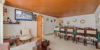 Apartamento dúplex ubicado en el piso 3o al que se accede por escaleras, con vista exterior al conjunto con excelente iluminación, con área de 134 m2, consta de sala comedor en un mismo espacio, cocina cerrada con zona de lavandería independiente, 4 alcobas, 3 baños; la alcoba principal con vestier y amplio baño con tina; amplio espacio de estudio o sala familiar. El apartamento se complementa con 2 espacios de parqueo en línea y un amplio depósito ubicado en el altillo.
El edificio con vigilancia permanente y con el proyecto de automatización 
Su ubicación le permite fácil acceso por la avenida 9a., calle 146, calle 147 carrera 7a
Excelente oferta de servicios comerciales como supermercados, restaurantes y almacenes de variedades.