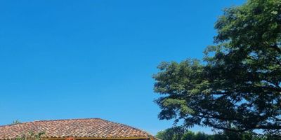 Si buscas un lugar tranquilo y en contacto con la naturaleza para vivir o vacacionar, esta casa campestre en Ginebra, Valle del Cauca es la opción perfecta para ti. Con un área de terreno de 2600 M2 y una hermosa área construida de 200 M2, esta propiedad te brinda el espacio que necesitas para descansar y relajarte.

En su interior, podrás disfrutar de  acogedoras habitaciones y modernos baños,  cocina integral , zona de estacionamiento amplia., espacios abiertos  para  disfrutar, completamente reformada, lista para ser habitada.

Si te gusta recibir visitas o viajar, esta casa campestre también cuenta con la opción de hospedaje turístico y acceso a internet, permitiéndote compartir tu hogar con turistas y generar un ingreso extra , un espacio ideal para realizar eventos o reuniones.

En su exterior, podrás disfrutar de un entorno natural espectacular. bellos jardines.