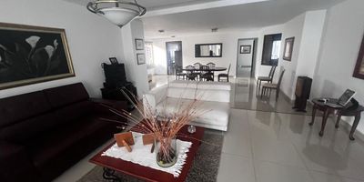  Espectacular apartamento en venta en  Cali, ubicación privilegiada, ideal para quienes buscan un estilo de vida urbano y moderno,  área total de 227 M2,  lo que garantiza amplios espacios y una distribución funcional. Amplio salón comedor, con acceso a balcón,  3 habitaciones y 4 baños,  la habitación principal con acceso a terraza privada y vestiery todas las  habitaciones cuentan con  baño privado, lo que garantiza privacidad y comodidad. También encontrarás una biblioteca/estudio, ideal para trabajar desde casa o para tener un espacio de lectura tranquilo,cocina integral con gas domiciliario y área de lavandería, garaje para 2 vehículos 

Exclusivo edificio con  ascensor, portería/recepción y vigilancia las 24 horas para una mayor tranquilidad. Además, se encuentra cerca de la zona urbana y del transporte público, lo que facilita la movilidad en la ciudad.