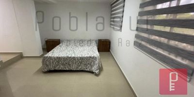 1 habitación, 1 closet,1 baño, cocina integral, salón comedor, zona de ropas, piso en cerámica, red de gas, calentador, 1 parqueadero descubierto, piso 1, área 40 m2, estrato 6, aproximadamente 15 años de construido. 

El canon de $1.650.000 es para la habitación de una persona, en caso de ser 2 personas las que habiten el inmueble, el canon de arrendamiento seria $1.950.000 Estos valores incluyen el consumo de servicios públicos de EPM, tv e internet.

La unidad cuenta con portería 24 horas.

Sector cercano a ISA.

Se renta con o sin inmobiliario.

 
