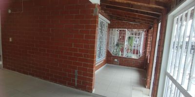 Se vende hermosa casa en el sector de villagorgona es una propiedad excelente estado en uno de los sectores más apetecidos del sector es una casa de un piso en techo que mide 6 de frente por 18 de fondo consta de un garaje grande para carro y una moto sala amplia comedor cocina integral en excelente estado...
el baño social cuatro habitaciones grandes amplias la principal con closet y baño los pisos son en cerámica los baños están totalmente enchapados en la parte de atrás tiene una plancha donde hay una terraza que se utiliza como zona de aseo es una casa con una excelente distribución es muy cálida es una propiedad excelente para vivir los mejores momentos en familia está sobre via vehicular
cerca a panadería droguerías supermercados servicio público colegios no pierdas esta gran oportunidad de conocer la casa de tus sueños a un excelente precio de mercado solo se vende en efectivo agenda tu cita