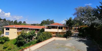 Arriendo Hotel más casa hotel, con Licencia para hotel, cámara de comercio, rut y certificado de turismo, ubicado cerca al hotel Decameron y Club la Macarena, a 4 kilómetros del parque de Rionegro, compuesto por 16 alcobas, 13 de ellas en el hotel con baño y closet cada una y 3 en la casa para vivienda dentro del mismo predio pero independiente de la construcción principal, área del terreno de  6.400 m2 y el área construida es de 1.500 m2 aproximadamente, cuenta con parqueadero amplio, 2 cuartos útiles, Sauna, zona de lavandería, billar, Jacuzzi, cocina industrial